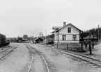 Trafikplats anlagd 1876. En- och enhalvvånings stationshus i trä. Tidigare Vintjärn Nedre.