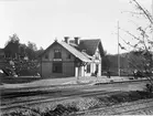 Voxna station anlades 1897. En- och en halv vånings stationshus i trä. Elektrisk växelförregling.