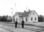 Trafikplats anlagd 1897. Envånings putsad stationsbyggnad byggd i vinkel. Bostadslägenheten och  expeditionslokalerna  moderniserades på 1940-talet.
På bildes syns stins H Källström som var aktiv under 1899 - 1926.