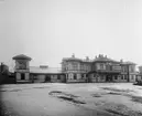 Vänersborgs station. Stationshus byggd 1866. Arkitekt C Adelsköld. Stationen hade banhall  från 1866 till1940.