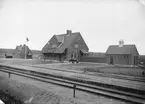 Västerljungs station uppfördes 1913. En- och enhalvvånings hus i sten. Mekanisk växelförregling. Stationen restaurerades 1945, då expeditionslokalerna fick helt modernt utforning.