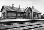 Stationen byggd av SHJ 1885. Hållplats med envånings byggnad i tegel.