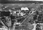 Flygfoto över stationen. Öppnad 1865. Stationshuset byggt av YEJ. Arkitekt: C Adelsköld. Tvåvånings stationshus i tegel. Mekanisk växelförregling. K-märkt 1986.