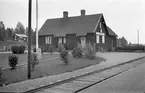 Hållplats anlagd 1934. Envånings stationshus sammanbyggt med godsmagasinet.