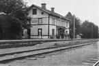 Station anlagd 1878. Tvåvånings stationshus i trä. 1948 moderniserades expeditionslokalerna. Elektrisk växelförregling.