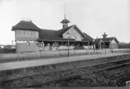 Ny station byggd 1903-04 öster om spåret, arkitekt Folke Zettervall. Sammanbyggt med ställverk, som revs på 1930-talet. Bostadshus väster om banan. Mekanisk växelförregling.