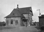 Järnvägen öppnad 1901. Eldrift 1939. Stationshuset i två våningar i trä  .