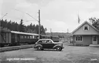 Stationen anlades 1905. Första namnet var Runö. Ombyggdes 1943 varvid väntsal och bagagerum tillkom. Samtidigt flyttades och tillbyggdes godsmagasinet. Bangården har mekansik växelförregling. Stationshuset i trä i en våning.