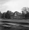 Håll- och lastplats anlagd 1911. Envånings stationshus i trä, byggt i vinkel. Tjänstelokalen och bostadslägenheten reparerades 1947-48.