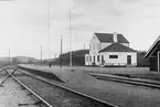 Station anlagd 1885. Nytt stationshus 1920. Tvåvånings putsat hus med gavel mot banan. Mekanisk växelförregling.