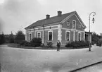 Järnvägen öppnad 1857. Trafikplats anlagd 1897. Stationshuset, en våning i tegel. Mekanisk växelförregling.