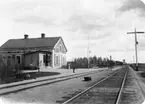 Järnvägen öppnad 1857. Trafikplats anlagd 1897. Stationshuset, en våning i tegel. Mekanisk växelförregling.