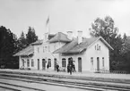 Station öppnad 1867. Namnet var tidigare  Åmot. Tvåvånings stationsbyggnad i tegel.1917 ändrades namnet till Åmotfors. Stationshuset moderniserades 1944.  Mekanisk växelförrgling.