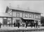 Station anlagd 1881. Tvåvånings stationshus i trä. Arkitekten var Edelsvärd. Mekanisk växelförregling.1943 moderniserades expeditionslokalerna, tillbyggdes bagageutrymme och inreddes byggnaden med moderna bekvämligheter. Stationshus K-märkt 1986.