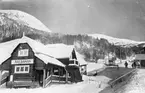 Bergbanans nedre station som ligger vid Fjällgården. Banan byggdes mellan åren 1908 och 1910. Detta var den första fasta förbindelsen upp till fjället.