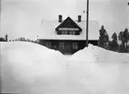 Hållplats anlagd 1910. En- och enhalvvånings stationshus i trä.