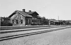 Station anlagd 1878. En- och enhalvvånings stationshus i trä, tillbyggt och moderniserat 1939. Mekanisk växelförregling.