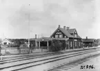 Stationen öppnades 1879. Stationshuset var då ett tvåvånings trähus med bostadslägenhet i övervåningen. 1917 byggdes ett nytt stationshus. Bangården har byggts om flera gånger. Elektriskt ställverk 1938.