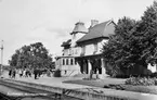 Station anlagd 1875. Stationshuset ombyggt fullständigt 1908. Nu tvåvånings, putsat stationshus. Bangården utökades 1949 till nuvarande omfattning. Mekanisk växelförregling