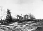 Trafikpålats anlagd 1865-66. Envånings stationshus i trä. Bostadslägenheten tillbyggdes 1926. Bangården utökad 1943 och 1949. 
Mekanisk växelförregling. UWHJ-tåg i stationen.