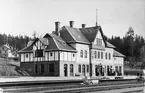 Kombinerad station/poststation sedan 1865. På smalspårstiden fanns inget egentligt stationhus. Första stationshuset togs i bruk 1876. Arkitekt Axel Kumlien. Nytt stationshus byggdes 1900. Samma år byggdes bangården ut till sju spår.