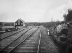 Håll- och lastplats anlagd 1928. Envånings stationshus i trä.