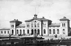 Centralstationen från gatusidan. Örebro station öppnades för allmän trafik 1862. Stationshuset ritades av Adolf Edelsvärd. Det byggdes av sten och täcktes  med plåttak. Både stationshuset och bangården har ombyggts flera gånger under tiden.