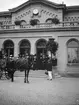 Centralstationen. Örebro station öppnades för allmän trafik 1862. Stationshuset ritades av Adolf Edelsvärd. Det byggdes av sten och täcktes  med plåttak. Både stationshuset och bangården har ombyggts flera gånger under tiden.