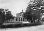 Centralstationen från gatusidan. Örebro station öppnades för allmän trafik 1862. Stationshuset ritades av Adolf Edelsvärd. Det byggdes av sten och täcktes  med plåttak. Både stationshuset och bangården har ombyggts flera gånger under tiden.