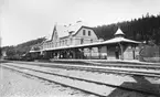 Stationen anlagt 1892. Samma år byggdes stationshuset, efter A W Edelsvärds ritningar. K-märkt 1986. Ångloken som ses på bilden var SJ Kc 331 och 
SJ Oc387.