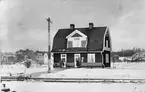 Trafikplats anlagd 1915. Tvåvånings stationshus i trä. Stationshuset kvar år 1995 som museum med bl a två uppställda EÖJ, Eksjö - Österbymo Järnvägs vagnar.