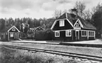 Stationshus i trä i två våningar. Stationen öppnades 1906. Upphörde på 1960-talet.