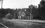 Stationshus i trä i två våningar. Stationen öppnades 1906 och huset finns fortfarande kvar och används idag som café.