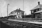 Centralstation. Station anlagd 1879. Stationshuset ritades av Adolf Edelsvärd.  Både stationshuset och bangården har ombyggts flera gånger under tiden.