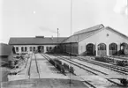 Huvudverkstaden, Vagn- och snickarverkstaden. Verkstadsanledningen utvidgades flera gånger under tiden. Frön början 1884 fanns vagnverkstad, sedan  1906 kom nya verkstäder; snickeriverkstad, målarverkstad och ny vagnverkstad. Verkstäderna låg i anslutning till lokstallet vid bangårdens östra ände.