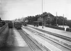 Stationen öppnad 1892, nedlagd 1992. Tvåvånings stationshus i tegel.