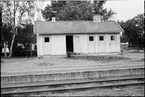 Byggnad med toaletter och förråd vid Landsbro station.