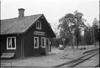 Lannaskedebrunn station. Vid spåret syns en skylt med texten: 