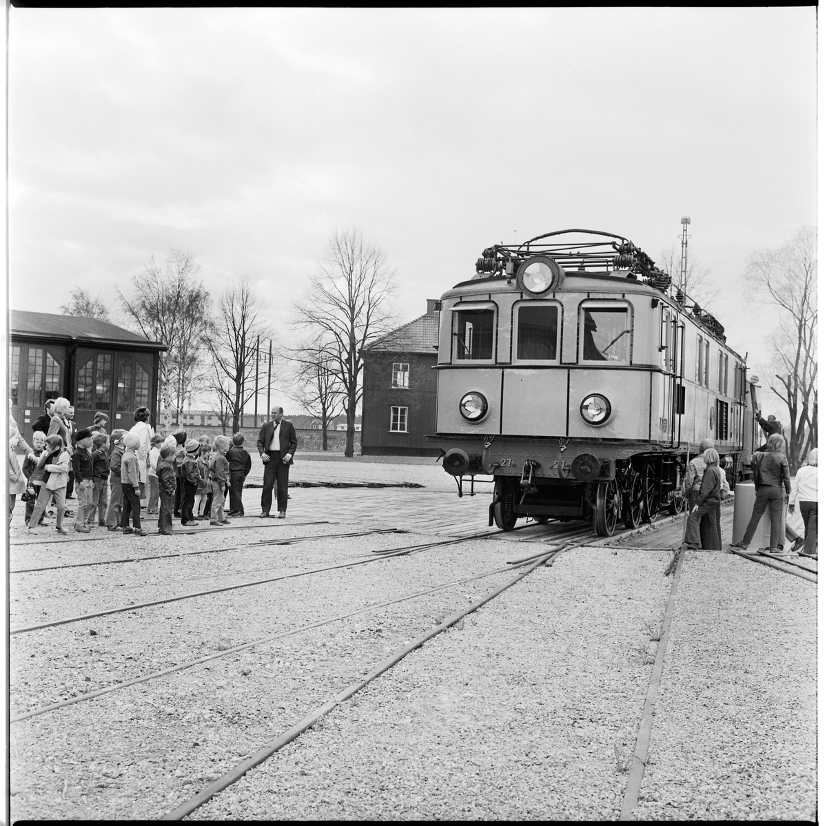 Ellok litt Pa nr 27.

Lok 27 är ett av två snälltågslok, som i princip är uppbyggda som de första malmtågloken, men som enkellok. Motorn är två meter i diameter och driver utan kugghjul, via koppelstänger, lokets blindaxel.
Loket är i 1930 års utförande och i körbart skick.
Plåtklädd träkorg, blågrå.