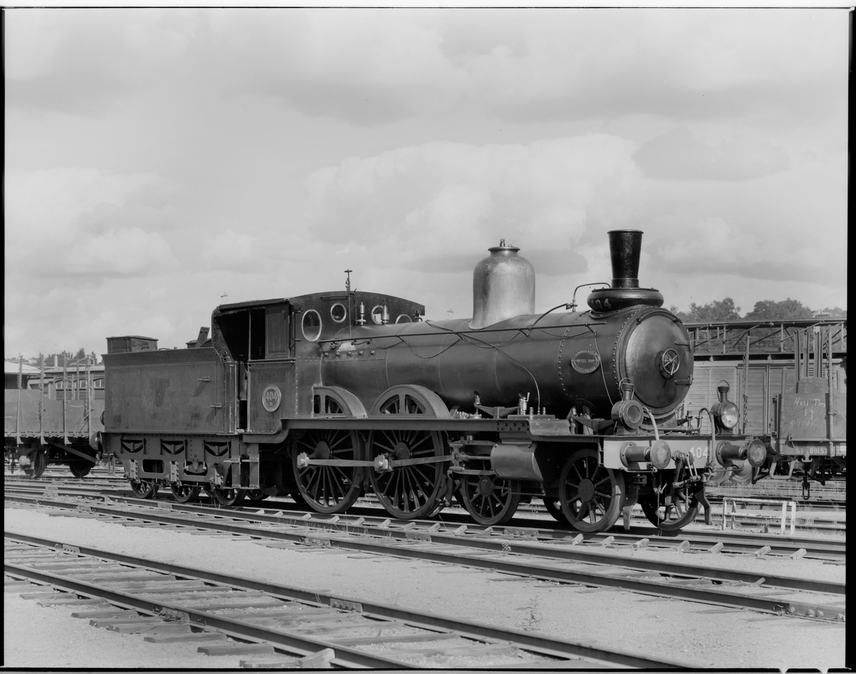 Ånglok Cc 404, tender litt C nr 404.
Tillv. nr. NH 323.
Ångloket är aldrig ombyggt, men ommålat med senare färger 1987.