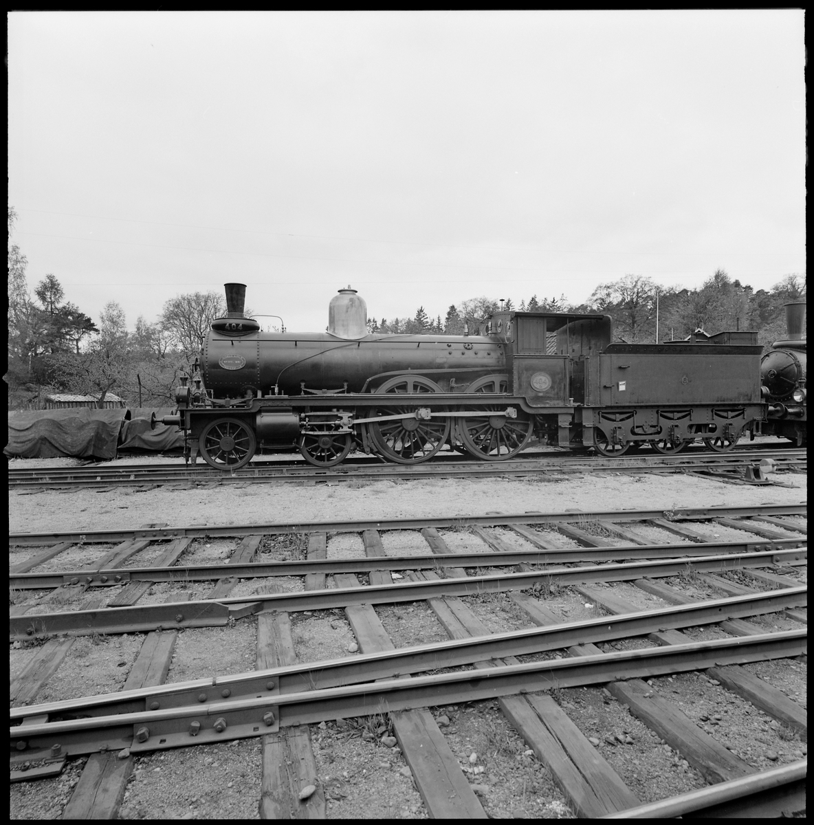 Ånglok Cc 404, tender litt C nr 404.
Tillv. nr. NH 323.
Ångloket är aldrig ombyggt, men ommålat med senare färger 1987.