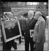 Tavelskådande herrar vid Stockholm Centrals 90 års jubileum.