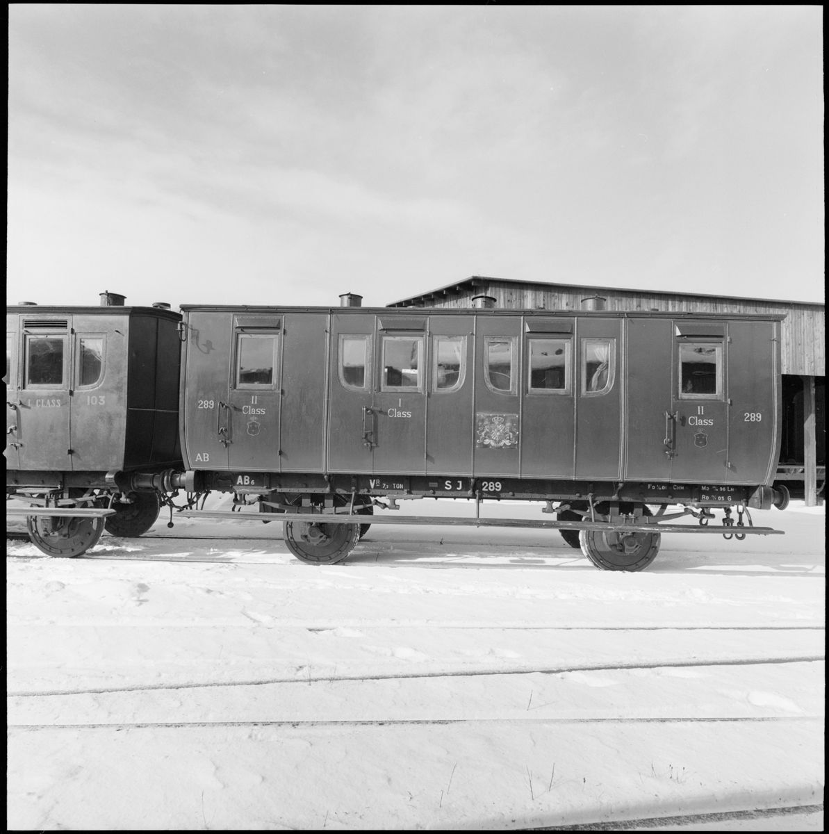 Kombinerad första-och andra klass personvagn SJ AB, nr 289. Grönmålad. 
Färgsättning och märkning ger intryck av patina, vilket dock är skenbart p.g.a. övermålningen på 1950-talet.
Invändigt är vagnen orörd sedan avställningen 1906 och inredning med 1880-talskaraktär. Sofforna i förstaklasskupén (mitten) är klädda med röd plysch, vilket är gjort efter 1874. Innertaket är klätt med mönstrad, lackad duk, möjligen damast, medan väggbeklädnaden i stjärnmönstrad madrassliknande linneväv har oklart ursprung. Motsvarande tyg skall dock ha funnits bl.a. i salongsvagn nr VI, kronprinsessans vagn. Förstaklasskupén har gröna gardiner. Sofforna i andraklasskupéerna är omklädda med ett mörkblått kläde, vilket är gjort efter 1877.  Andraklasskupéerna har träpanel på väggarna och i taket och saknar gardiner. Sofforna i den ena andraklasskupéen saknar tofsar, annars är de i stort sett lika.