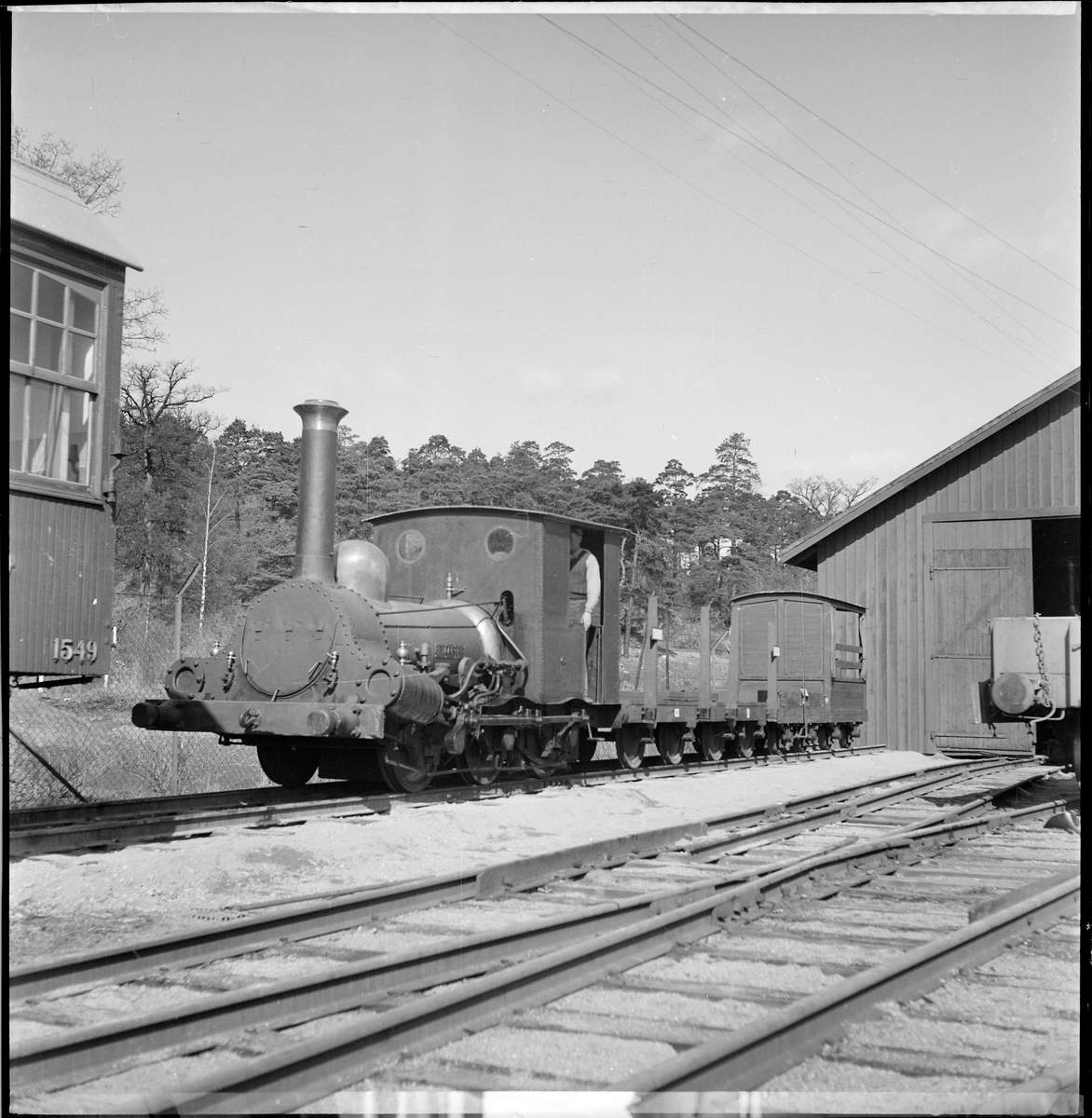 Ånglok, "Fryckstad", spårvidd 1101 mm (1099 mm enligt Katalog över Statens Järnvägars avdelning å Baltiska utställningen i Malmö 1914). Cylinderdiameter 230 mm. Slagets längd 395 mm. Sidoramar utanför hjulen bestående av plåtskodda ekplankor (Katalog över Statens Järnvägars avdelning å Baltiska utställningen i Malmö 1914).