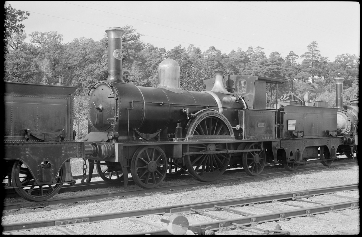 SJ ånglok litt Aa Nr 75, "Göta".
Största tillåtna hastighet: 90 km/h
Bufferttyp: mod. "Ä". Läder med tagelstoppning.
Tender: A nr 63. (kommer från 63, YMER)

Data från Katalog över Statens järnvägars avdelning å Baltiska utställningen i Malmö 1914, Stockholm 1914, s 16:

Cylinderdiameter 381 mm
Slagets längd 508 mm
Drivhjulsdiameter 1874 mm
Effektivt ångtryck 8,5 kg/kvcm
Eldyta total inv. 77,30 kvm
Rostyta 1,30 kvm
Hjulbas 4268 mm
Vikt i tjänst 24,80 ton
Adhesionsvikt 12,00 ton
Dragkraft 2170 kg
Tenderns vikt inklusive fulla förråd bestående av 1,40 ton kol och 5,43 ton vatten 14,28 ton.