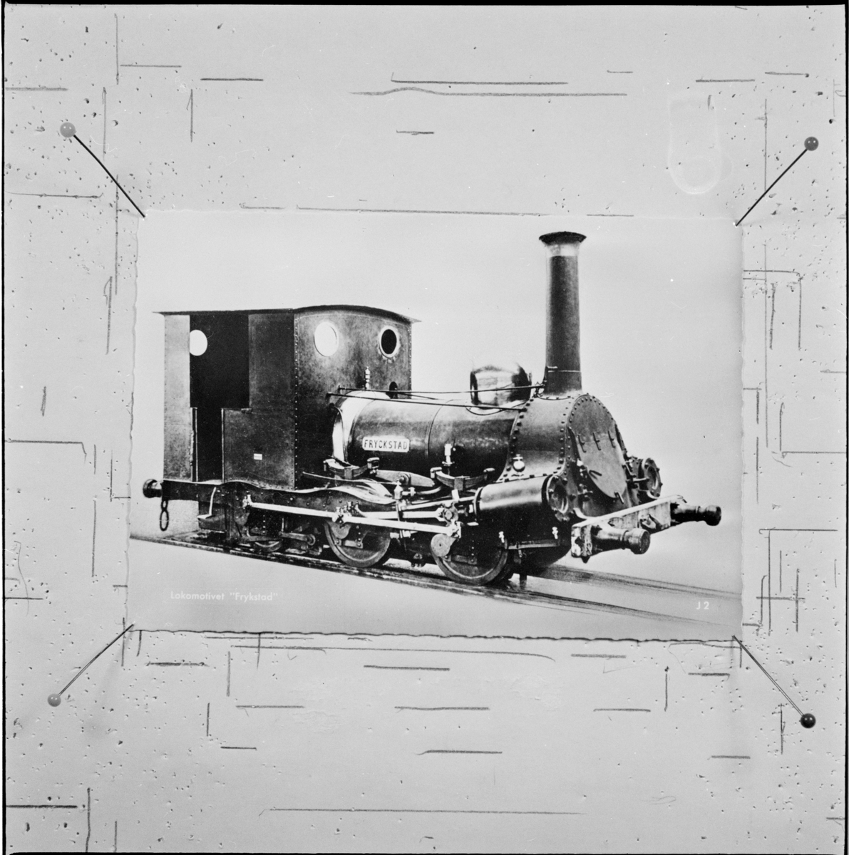 Ånglok, "Fryckstad", spårvidd 1101 mm (1099 mm enligt Katalog över Statens Järnvägars avdelning å Baltiska utställningen i Malmö 1914). Cylinderdiameter 230 mm. Slagets längd 395 mm. Sidoramar utanför hjulen bestående av plåtskodda ekplankor (Katalog över Statens Järnvägars avdelning å Baltiska utställningen i Malmö 1914).