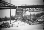 Bild tagen under ombyggnaden 1943 av bron över Skellefteälven vid Kusfors.
