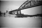 Bild tagen under ombyggnaden 1943 av bron över Skellefteälven vid Kusfors.