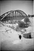 Bild från bygget av en ny bron över Byskeälven vid Myrheden. Observera att den nya bron byggdes under den befintliga fackverksbron. Bron byggdes om 1941.