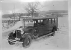 Buss T 3824, fabrikat Studebaker, från 1924. Bussen inköptes nämnda år av trafikutövaren A G Andersson med linje Karlskoga - Örebro. I december 1928 köpte Nora Bergslags Järnväg, NBJ, in Anderssons företag med bussar och allt.